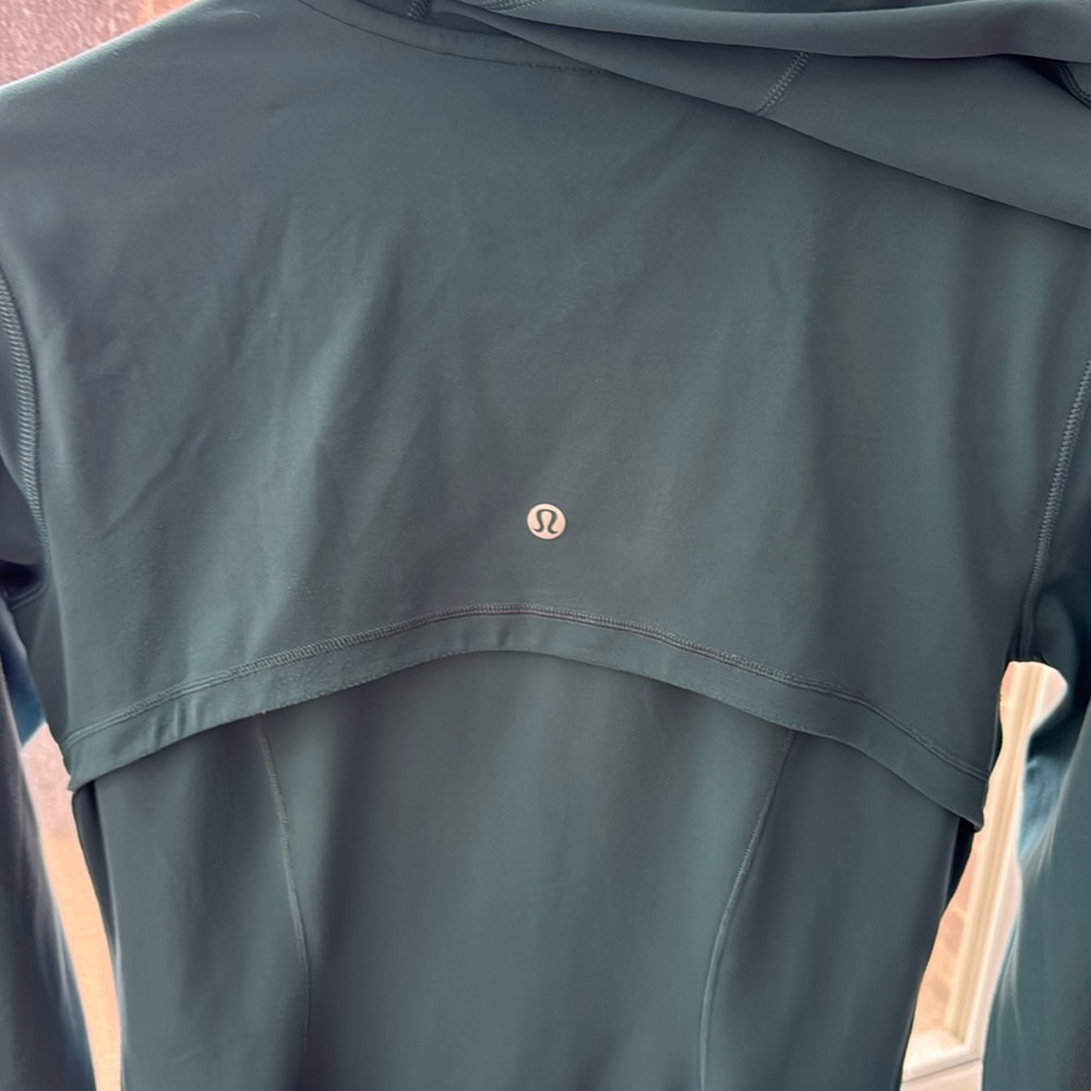 EUC- Lululemon Define hooded jacket. Teal. Size 8. - Picture 4 of 10